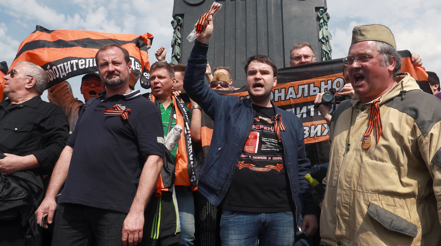 Члены НОД около памятника Пушкину во время несогласованной акции сторонников оппозиционного политика Алексея Навального в центре Москвы, 5 мая 2018 года