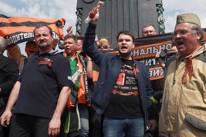 Члены НОД около памятника Пушкину во время несогласованной акции сторонников оппозиционного политика Алексея Навального в центре Москвы, 5 мая 2018 года