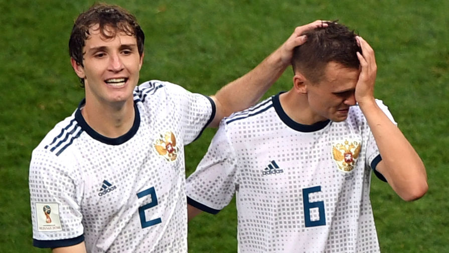 Марио Фернандес и Денис Черышев радуются победе в матче 1/8 финала чемпионата мира по футболу между сборными Испании и России, 2018 год