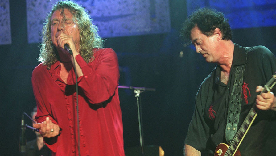 Бывшие участники Led Zeppelin Роберт Плант и Джимми Пейдж во время выступления на джазовом фестивале в швейцарском Монтре, 2001 год