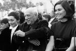 Пабло Пикассо с супругой и Лючия Бозе, 1961 год