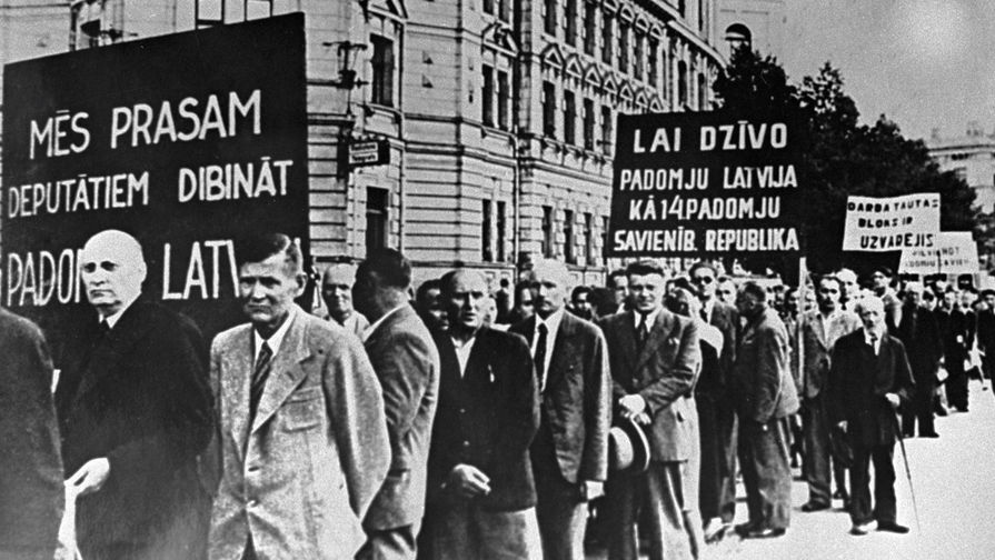 Колонны демонстрантов с надписями на транспарантах: «Мы просим депутатов учредить Советскую Латвию», «Да здравствует Советская Латвия» идут по улицам Риги