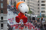 Воздушная фигура Снупи, персонажа серии комиксов Peanuts, в костюме астронавта на 95-м параде Мэйси в День благодарения, Нью-Йорк, США, 25 ноября 2021 года