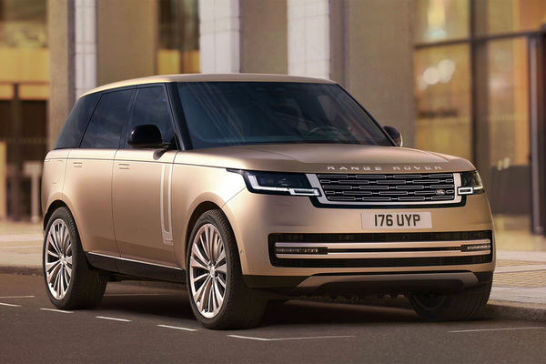 Пятое поколение Range Rover появится в нашей стране в середине весны. Внедорожник, построенный на новой модульной платформе, впервые будет доступен с третьим рядом сидений. Автомобиль в качестве опции получил электроприводы всех дверей, причем водительскую можно закрыть, просто нажав на педаль тормоза. Кузов нового Range Rover на 80% состоит из алюминиевых деталей. Как и прежде, автомобиль будет представлен в обычной и удлинённой версиях. В гамме моторов два дизельных двигателя мощностью 249 и 350 лошадиных сил, а также 530-сильный бензиновый V8 с двойным турбонаддувом.