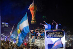 Аргентинская сборная проезжает на автобусе через толпу во время чемпионского парада в Буэнос-Айресе, 20 декабря 2022 года

