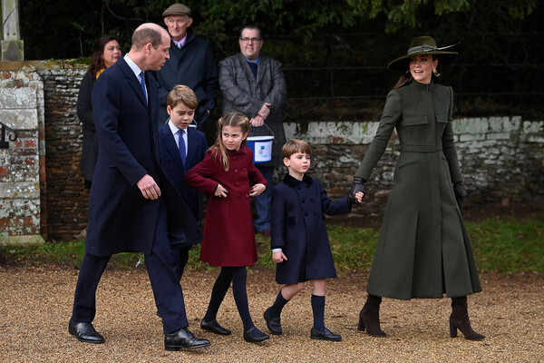 Принц и принцесса Уэльские с&nbsp;детьми на&nbsp;прогулке по&nbsp;Сандрингему, 2022&nbsp;год