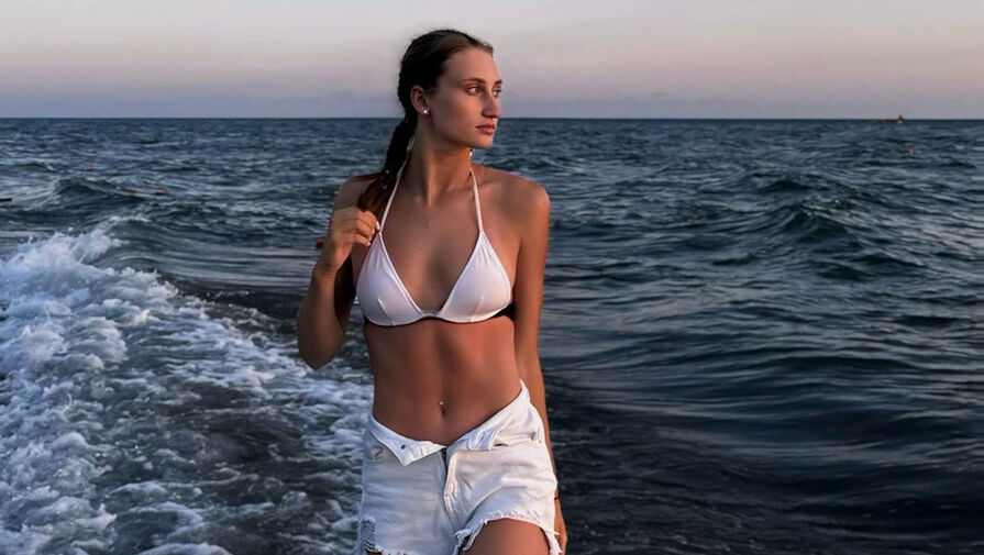 Российская гимнастка выложила фото в белом лифчике на берегу моря
