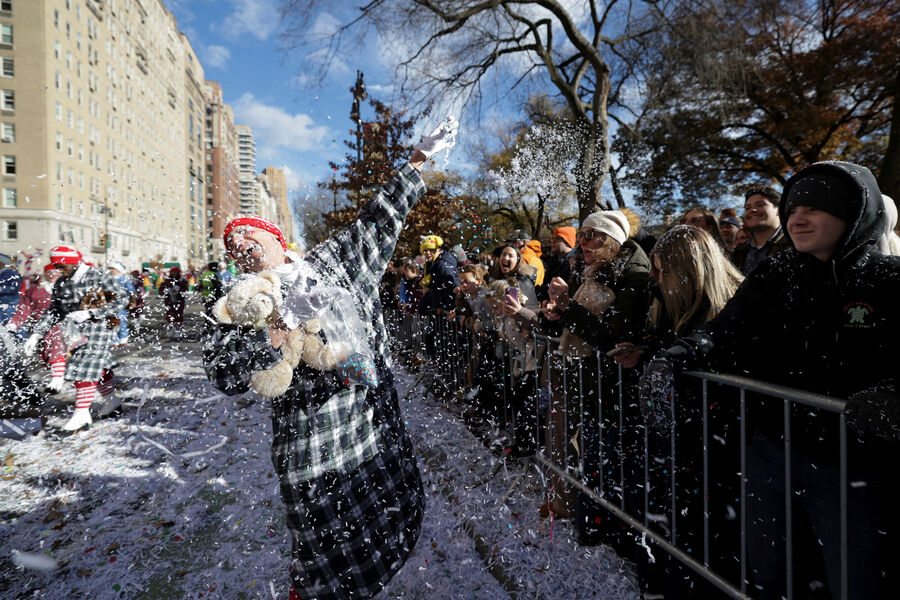 Зрители радуются конфетти на&nbsp;параде в&nbsp;честь Дня благодарения в&nbsp;Нью-Йорке, 27&nbsp;ноября 2025&nbsp;года