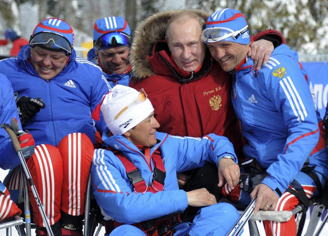 Владимир Путин с&nbsp;участниками чемпионата России среди паралимпийцев по&nbsp;лыжным гонкам и биатлону.