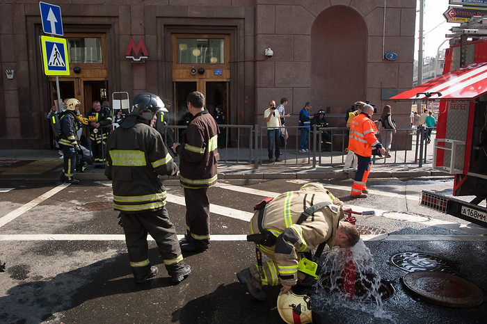 Сотрудники пожарной службы МЧС ну станции &laquo;Охотный ряд&raquo; в&nbsp;центре Москвы