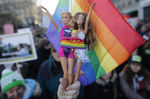 Барби — защитница ЛГБТ. Куклы Барби в руках у демонстрантов на митинге в поддержку однополых браков в Париже, 27 января 2013 года