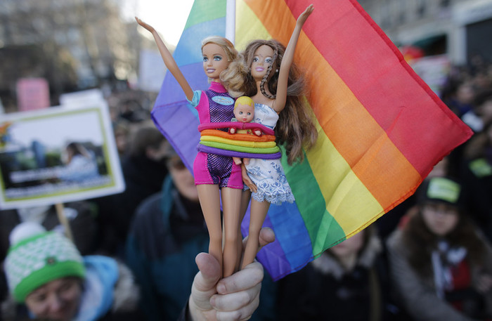 Барби &mdash; защитница ЛГБТ. Куклы Барби в&nbsp;руках у&nbsp;демонстрантов на&nbsp;митинге в&nbsp;поддержку однополых браков в&nbsp;Париже, 27&nbsp;января 2013&nbsp;года