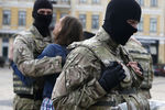 Добровольцы батальона «Азов», которые отправляются на юго-восток страны в зону «антитеррористической операции», во время принятия присяги на Софийской площади