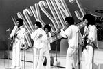 1972 год, 14-летний Майкл Джексон солирует в семейной группе The Jackson 5 во время выступления в передаче «Sonny and Cher Comedy Hour» в Лос-Анджелесе. Слева направо братья Тито и Марлон, Майкл, за ними Джеки и Джермейн.