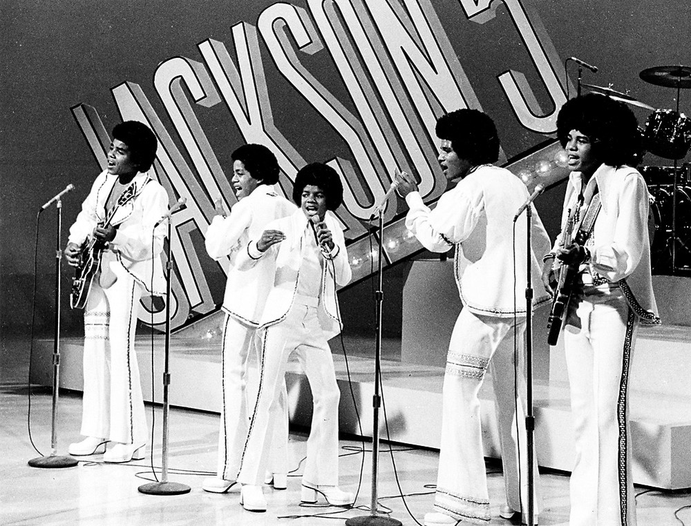 1972 год, 14-летний Майкл Джексон солирует в семейной группе The Jackson 5 во время выступления в передаче «Sonny and Cher Comedy Hour» в Лос-Анджелесе. Слева направо братья Тито и Марлон, Майкл, за ними Джеки и Джермейн.