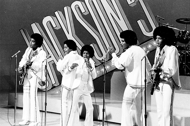 1972 год, 14-летний Майкл Джексон солирует в семейной группе The Jackson 5 во время выступления в передаче «Sonny and Cher Comedy Hour» в Лос-Анджелесе. Слева направо братья Тито и Марлон, Майкл, за ними Джеки и Джермейн.