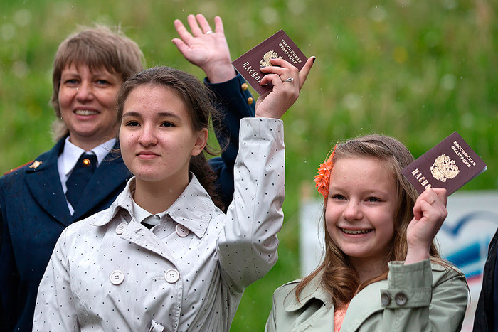 Юные жители Невского района Санкт-Петербурга на церемонии вручения паспортов в Санкт-Петербурге