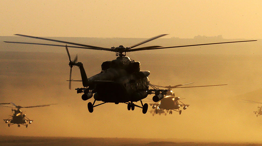Вертолеты во время стратегических командно-штабных учений Российской армии &laquo;Центр-2015&raquo; на&nbsp;полигоне Донгузский