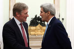 Пресс-секретарь президента РФ Дмитрий Песков и госсекретарь США Джон Керри (слева направо) во время встречи в Кремле