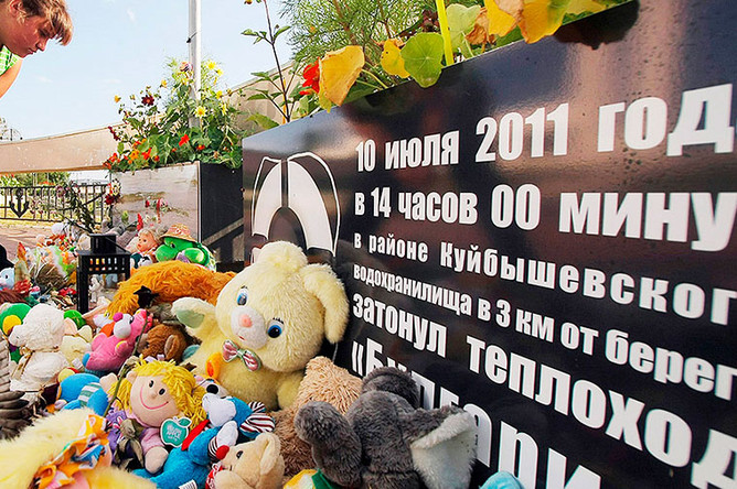 Возложение цветов в память о погибших в результате крушения прогулочного теплохода «Булгария» в речном порту города Казань