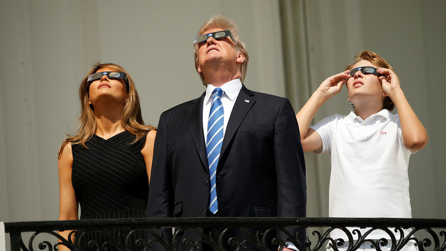 Президент США Дональд Трамп со своей женой Меланьей Трамп и сыном Бэрроном наблюдают за&nbsp;солнечным затмением с&nbsp;крыльца Белого дома, 21&nbsp;августа 2017&nbsp;года