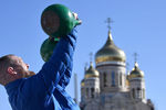 Участник спортивных мероприятий на площади Борцов Революции в День народного единства во Владивостоке
