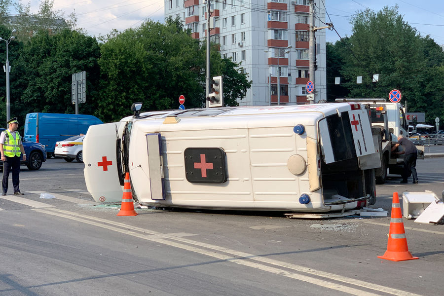 Дтп со скорой помощью сегодня. Авария со скорой помощью в Москве. Скорая перевернулась в Москве. ДТП на Мосфильмовской улице со скорой помощью.