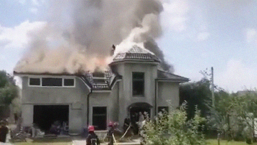 Легкомоторный самолет упал на жилой дом на западе Украины