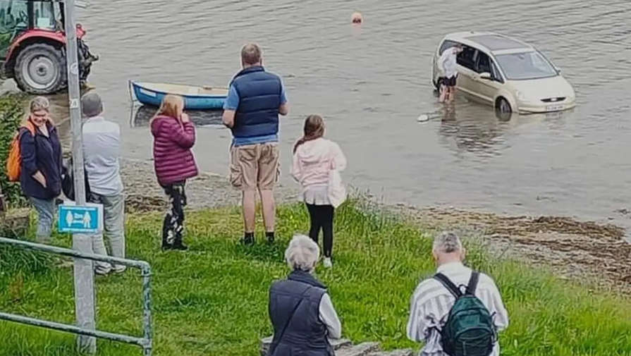 Прилив унес припаркованную машину британца в море
