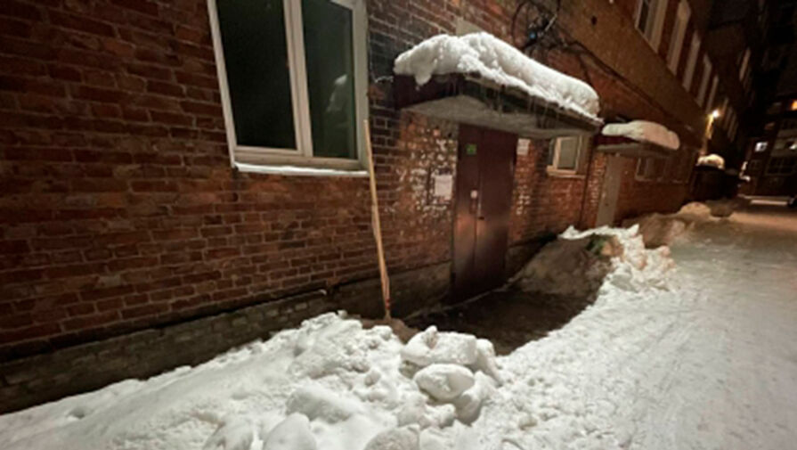 В российском городе на мальчика упала глыба льда, его госпитализировали
