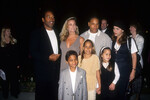 О.Джей Симпсон и Николь Браун Симпсон с детьми на премьере фильма «Голый пистолет 33 1/3: Последний выпад» в Лос-Анджелесе, 1994 год
