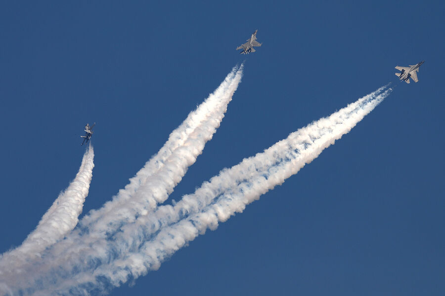 Многоцелевые истребители Су-30 на&nbsp;международной выставке Aero India 2025&nbsp;на&nbsp;территории военно-воздушной базы Yelahanka в&nbsp;Бангалоре. Нина Падалко / РИА Новости