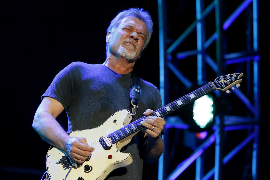 <b>Эдди Ван Хален, скончался в 65 лет</b>
<br><br>
А 6 октября 2020-го у него произошел инсульт. Музыкант скончался в возрасте 65 лет, окруженный близкими людьми.