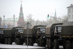 Военные грузовики на Болотной площади в Москве перед началом митинга «За честные выборы»