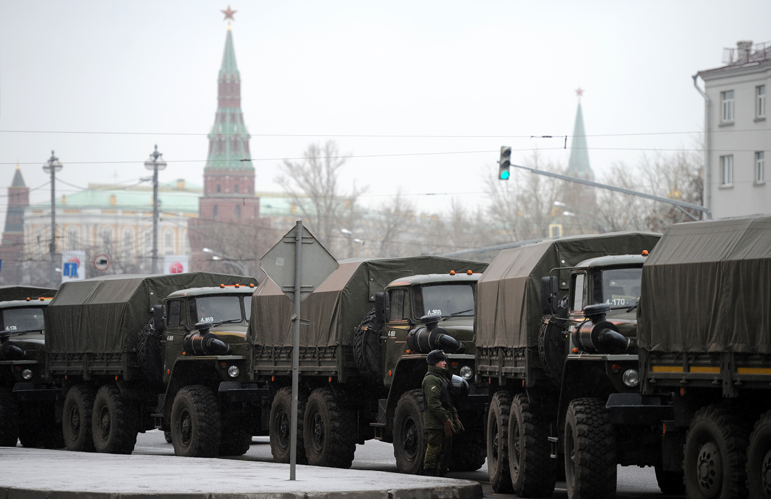 Военные грузовики на Болотной площади в Москве перед началом митинга «За честные выборы»