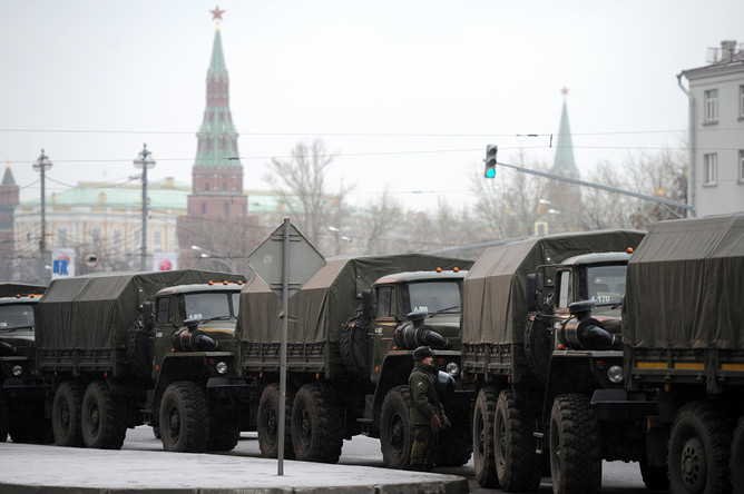 Военные грузовики на Болотной площади в Москве перед началом митинга «За честные выборы»