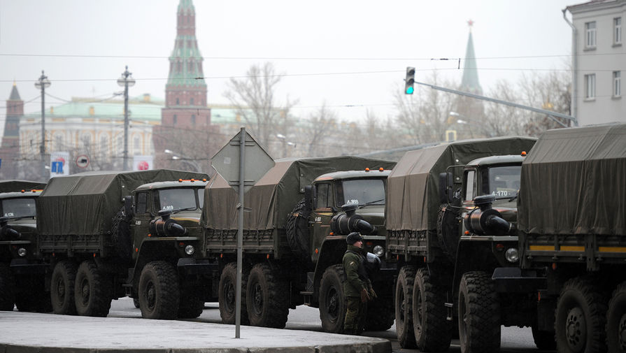 Военные грузовики на&nbsp;Болотной площади в&nbsp;Москве перед&nbsp;началом митинга &laquo;За честные выборы&raquo;