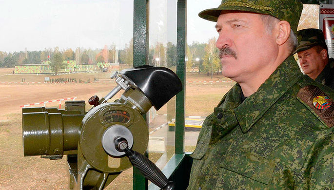 Белорусский президент Александр Лукашенко на стрельбище в Барановичах, октябрь 2016 года