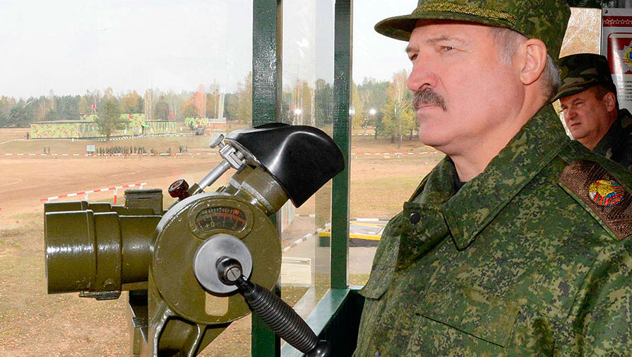Белорусский президент Александр Лукашенко на стрельбище в Барановичах, октябрь 2016 года