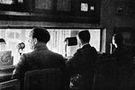 Работники Московского телевизионного центра в операторской. Передачи велись 4 раза в неделю по 2 часа. Весной 1939 года в Москве передачи принимали более 100 телевизоров ТК-1