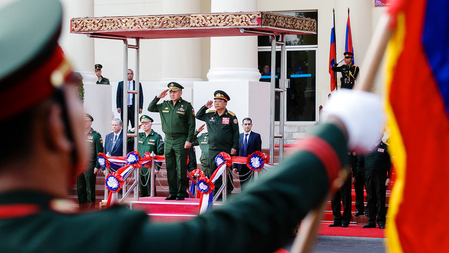 Министр обороны России Сергей Шойгу и министр обороны Лаоса Тянсамон Тяннялато во время встречи во Вьентьяне, 22 января 2018 года