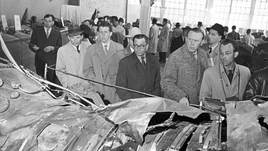 Обломки сбитого самолета U2 американского летчика Френсиса Генри Пауэрса в ЦПКИО имени Горького в Москве, 1960 год