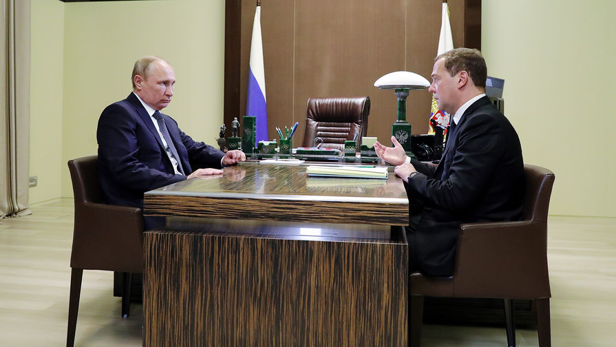 Президент России Владимир Путин и премьер-министр Дмитрий Медведев во время встречи в резиденции «Бочаров ручей», 15 мая 2018 года