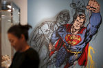 Работа Энди Уорхола «Супермен» перед продажей на аукционе в Калифорнии, 2015 год