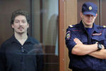 <b>Кирилл Жуков, 28 лет.</b> Признан виновным в насилии в отношении росгвардейца (ч. 1 ст. 318 УК). Приговорен к трем годам колонии, вину не признал.
