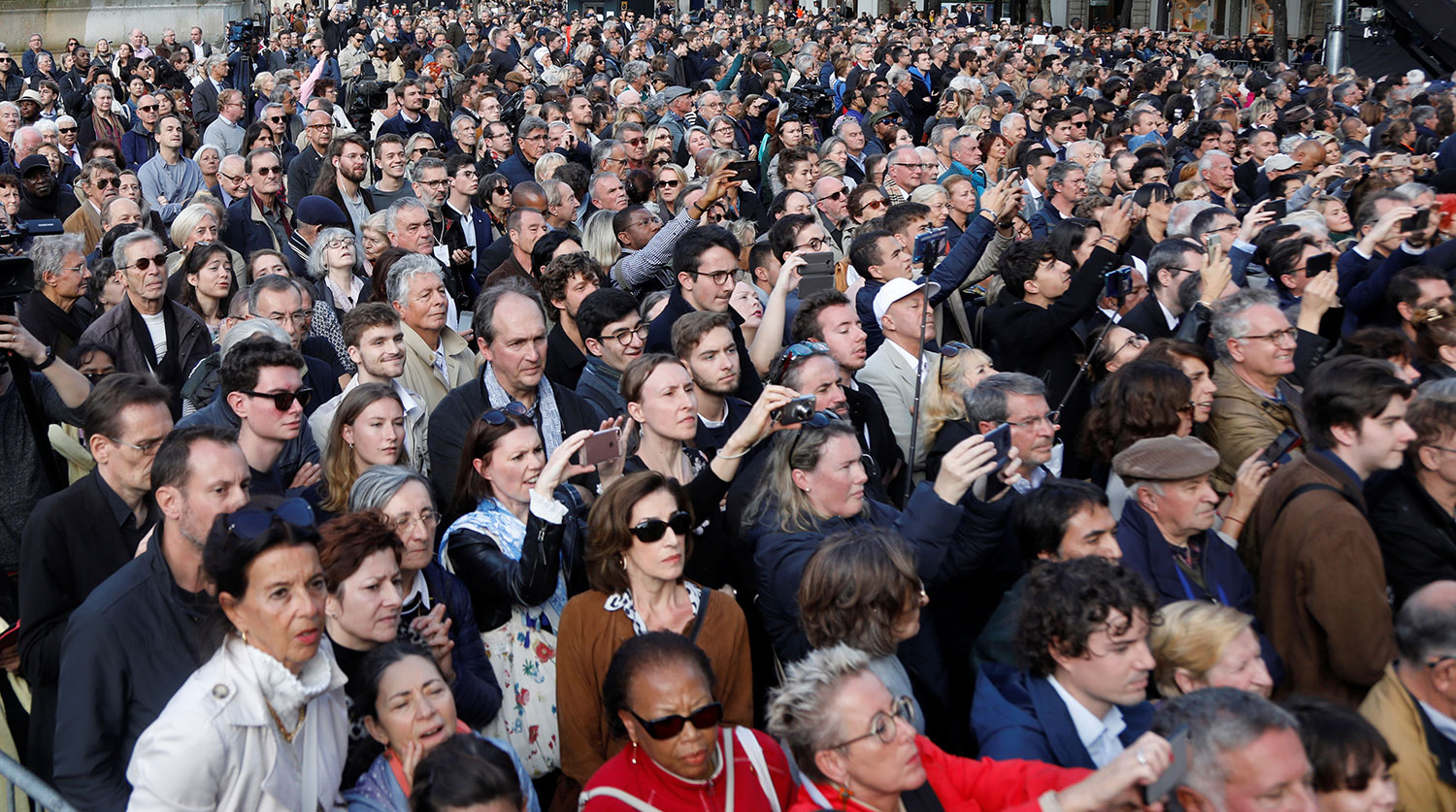 Люди возле церкви Святого Сульпиция в Париже, где проходила церемония прощания с бывшим президентом Франции (1995-2007) Жаком Шираком, 30 сентября 2019 года 