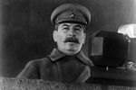 Иосиф Сталин выступает с речью на военном параде на Красной площади, 7 ноября 1941 года