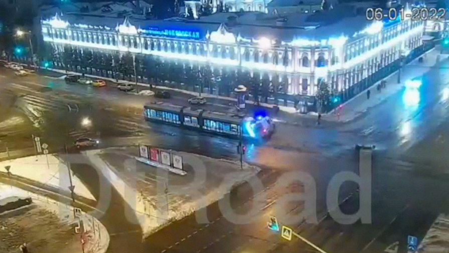 Скорая попала в ДТП в центре Москвы, пострадал один человек