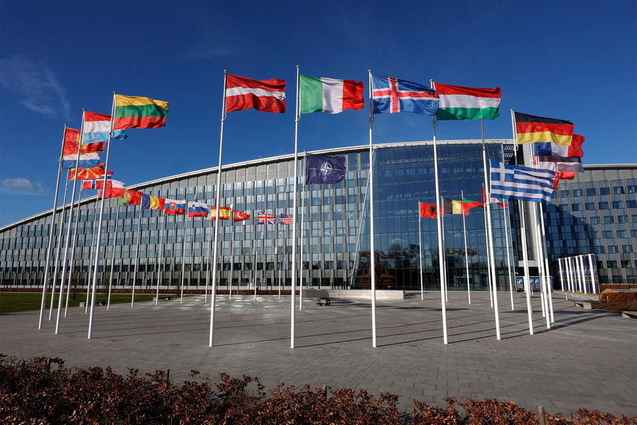 Флаги стран-участников НАТО возле штаб-квартиры в Брюсселе, 7 февраля 2022 года
