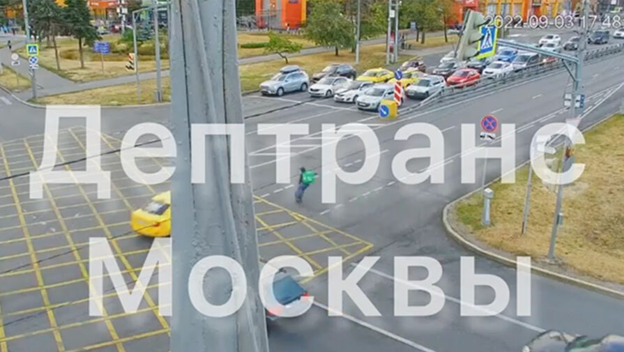 В Москве таксист сбил курьера, пересекавшего перекресток на моноколесе